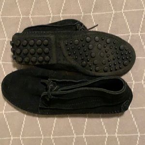 Minnetonka Moccasins black women’s 6